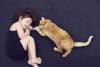 ¿Por qué mi gato duerme sobre mi cabeza?