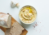¿Pueden los perros comer hummus? (Guía Nutricional)