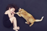 ¿Por qué mi gato duerme sobre mi cabeza? 6 motivos