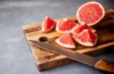 ¿Pueden los perros comer pomelo? ¿Es mala la toronja para los perros?